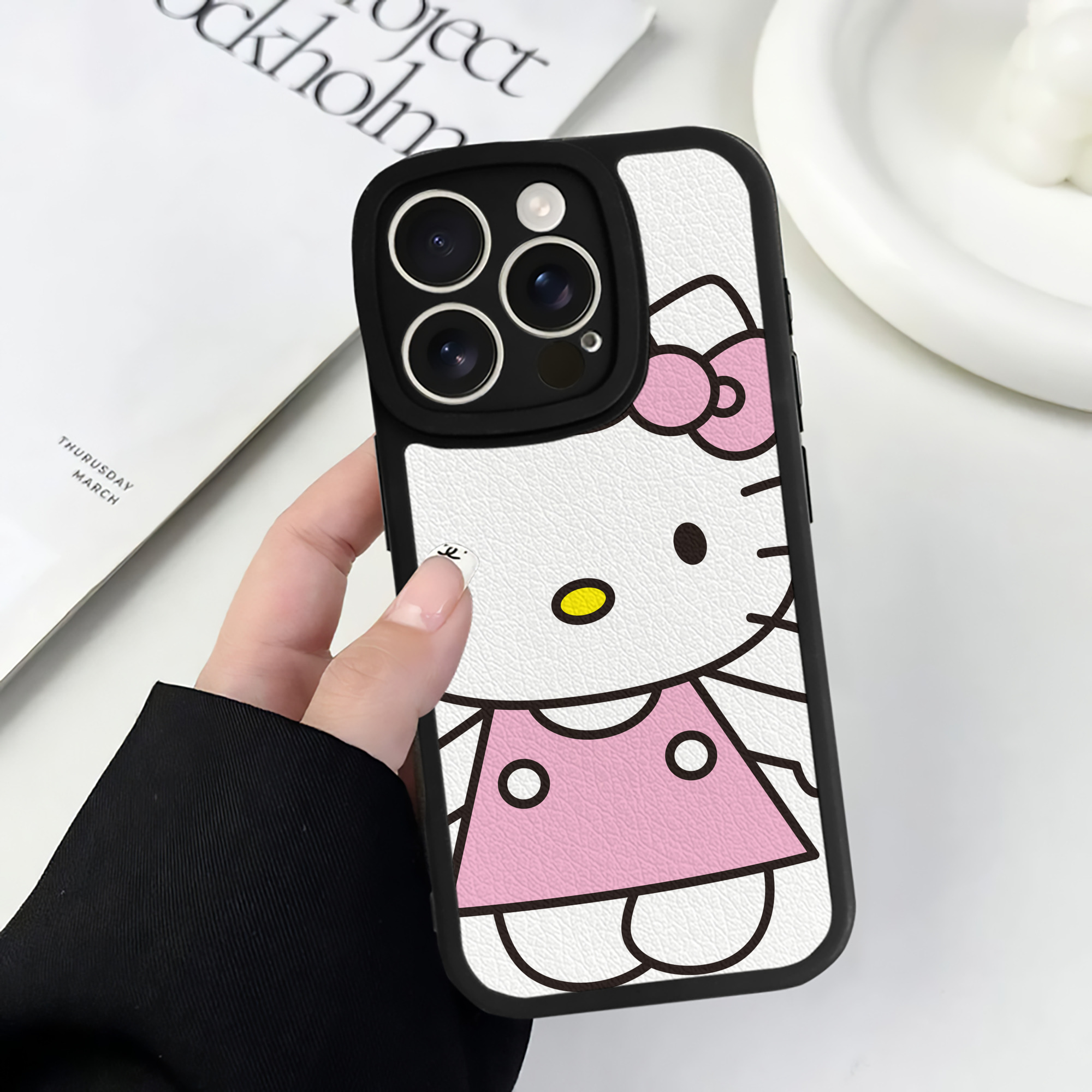 （画像用） Hello Kitty ハローキティ 【iPhone 16シリーズ対応】シリコンスマホケース（レザー調） 材質：シリコン